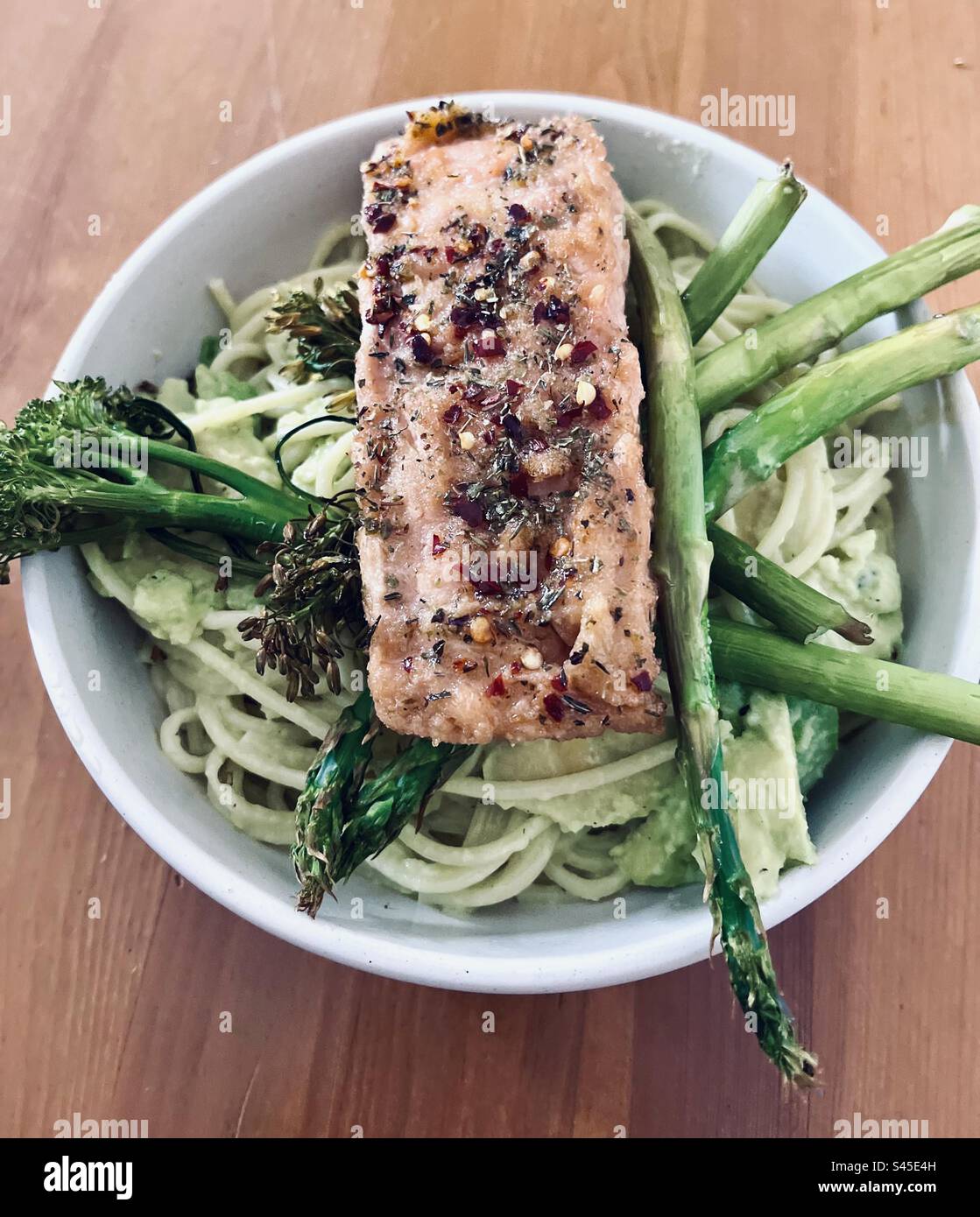 Vegane Chili „Lachs“ auf einem Bett aus Linguine Pasta und Zartstammbrokkoli. Stockfoto