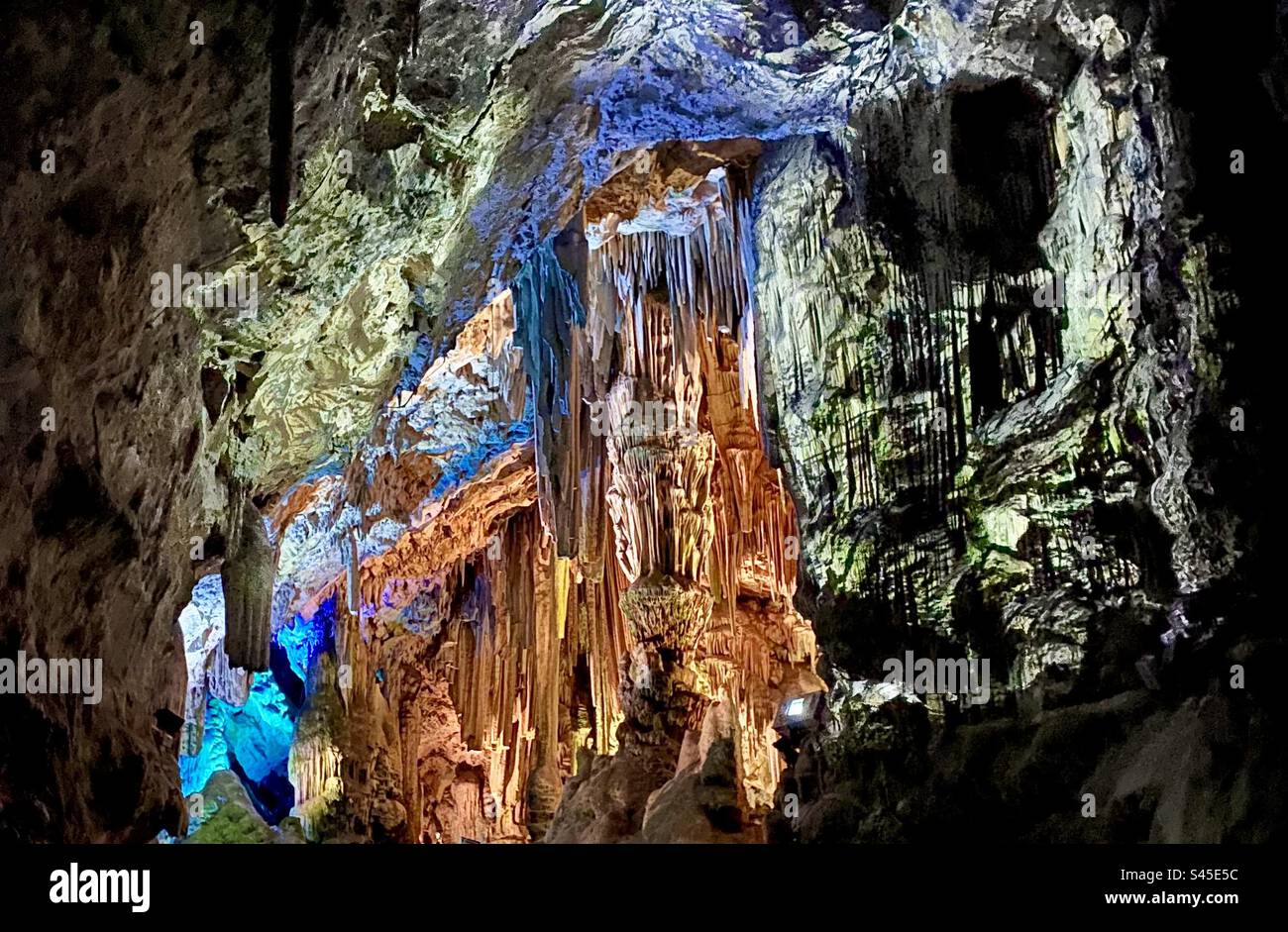Die wunderschöne Lichtshow in der St. Michaels Höhle in Gibraltar Stockfoto