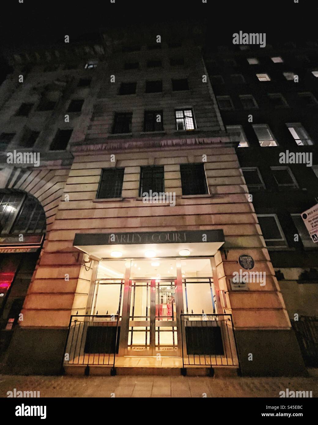 Kenneth Williams Wohnung war in der 9., oberste Etage, dieses 1929. Blocks namens Farley Court. Er war ein britischer Schauspieler und Komiker, der in Stücken, Radio und Fernsehsendungen die Hauptrolle spielte. Foto bei Nacht. - Smartphone-aufgenommenes Stockfoto