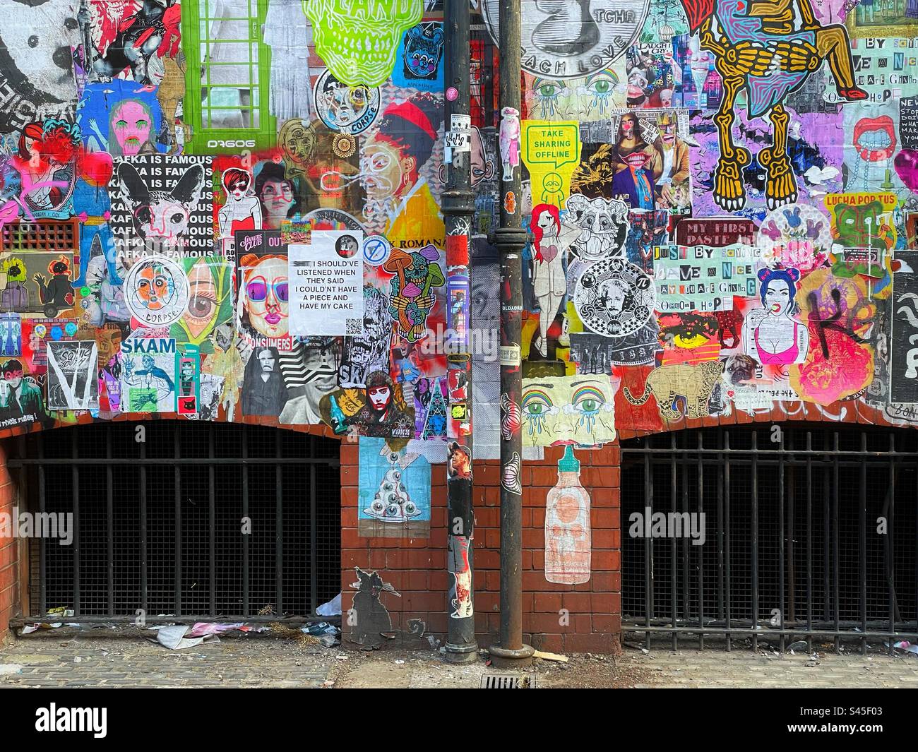 Manchester, nördliches Viertel, eine Mauer entlang einer Seitenstraße. Stockfoto