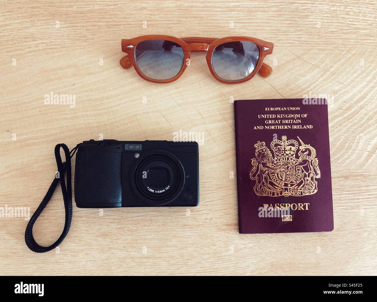 Britische Passsonnenbrille und Kamera, Urlaubsfoto Stockfoto