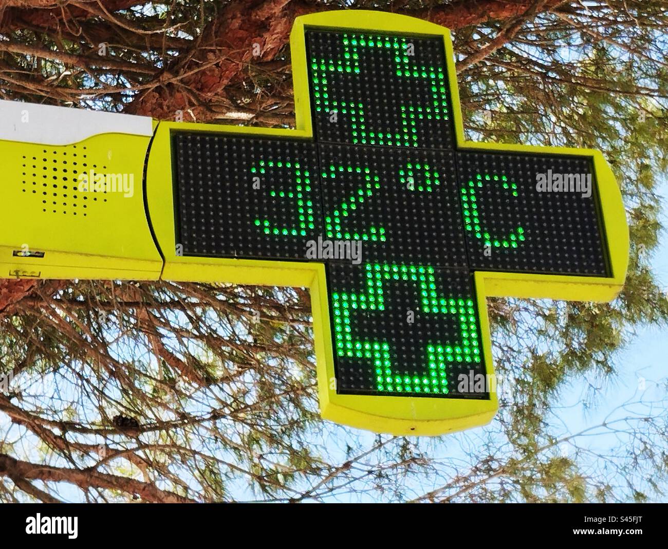 Hohe Temperatur, Hitzewelle. Anzeige auf dem Schild einer Apotheke. Colombiers, Occitanie, Frankreich - Smartphone-aufgenommenes Stockfoto