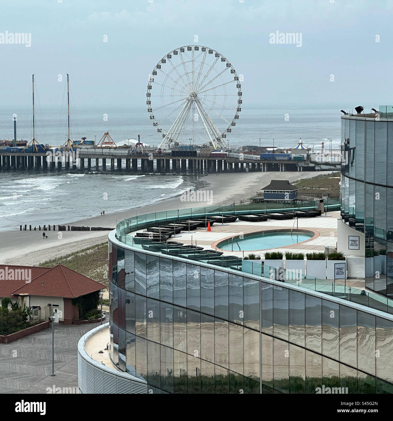 Blick auf den Pool am Boardwalk im Ocean Casino Resort und Steel Pier Amusement Park, Atlantic City, New Jersey, USA - Smartphone-aufgenommenes Stockfoto