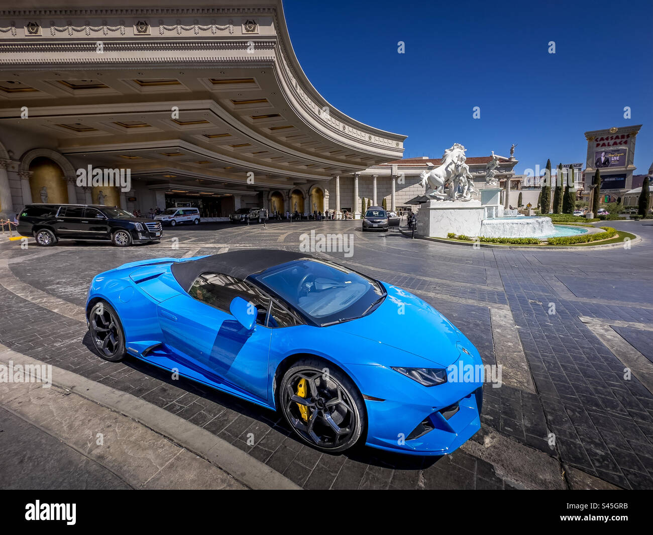 Lamborghini parkte vor dem Caesars Palace auf dem Las Vegas Strip, Las Vegas, Nevada - Smartphone-aufgenommenes Stockfoto