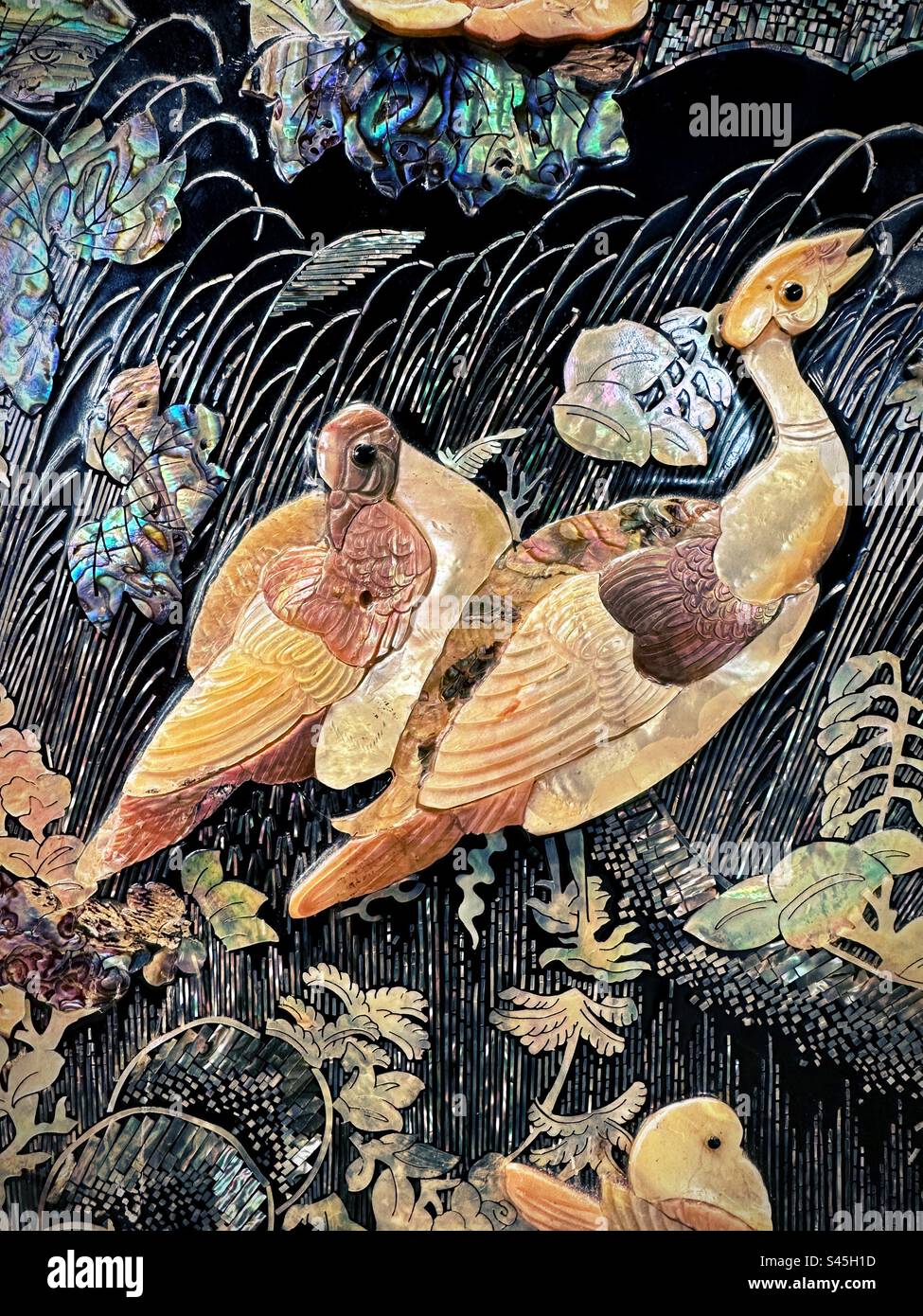 Detail von Vögeln auf einem chinesischen Lackschrank. Stockfoto