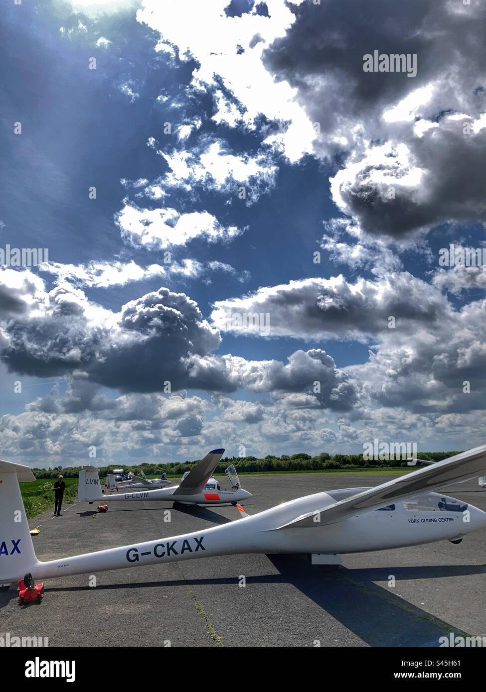Segelflugzeuge standen am York Gliding Centre Rufforth Yorkshire in Schlange Stockfoto