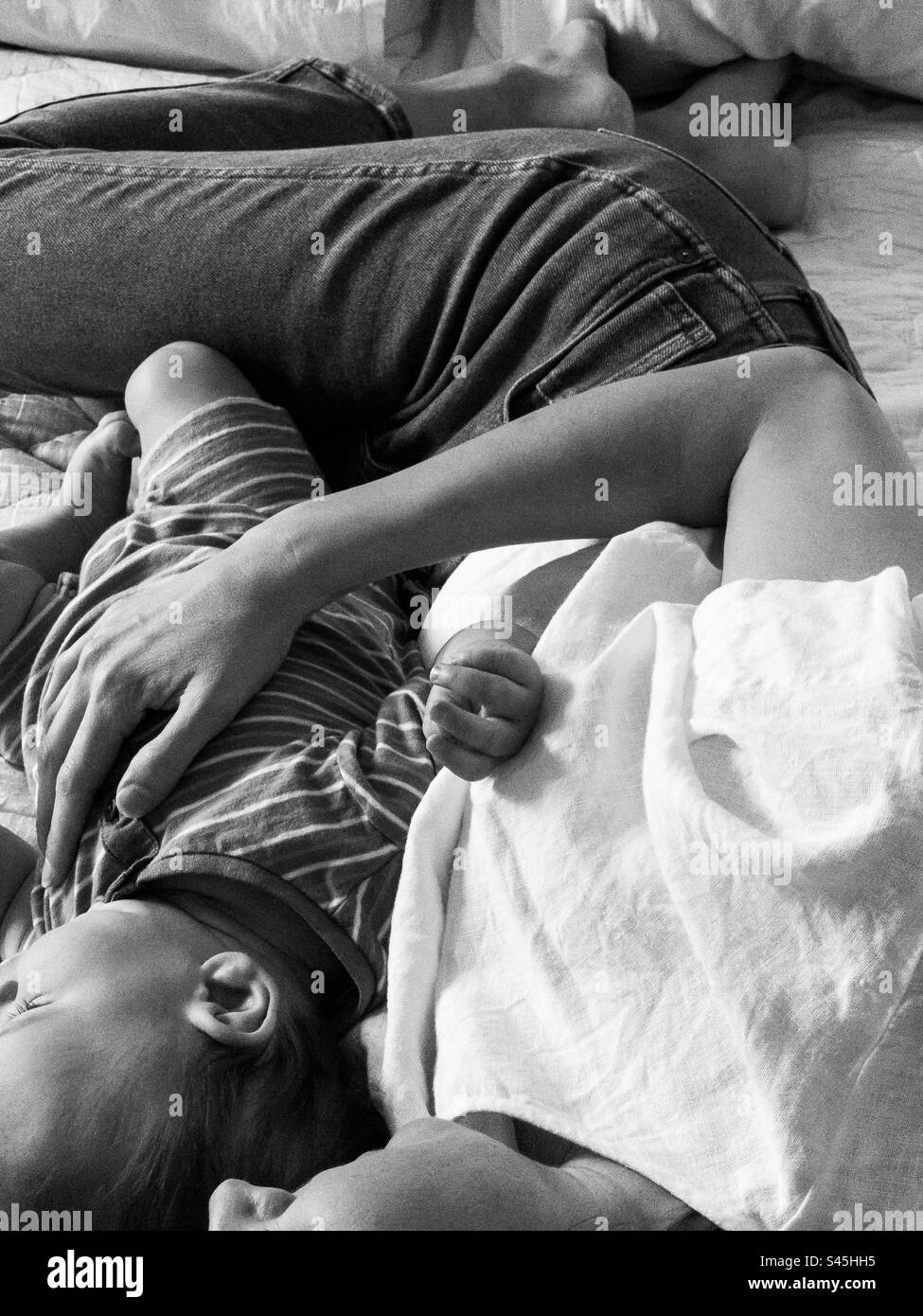 Mutter und Sohn kuscheln nahe am Bett Stockfoto