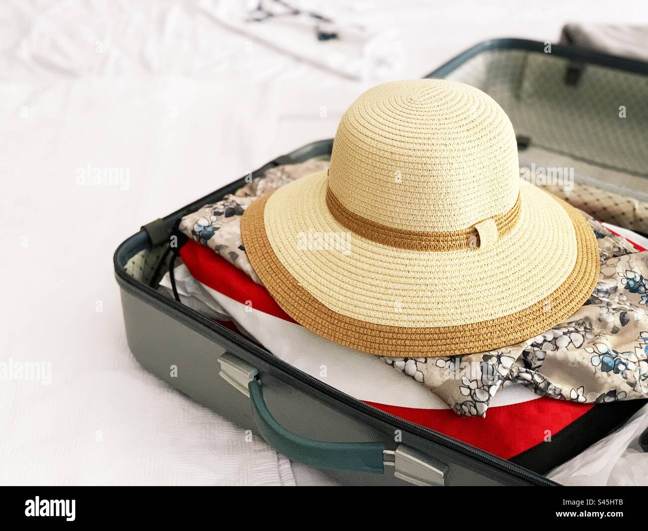 Hut im Koffer für die Reise - Smartphone-aufgenommenes Stockfoto