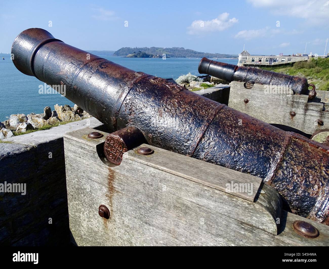 Antike Kanonen zeigen auf das Meer in Plymouth in Devon Stockfoto