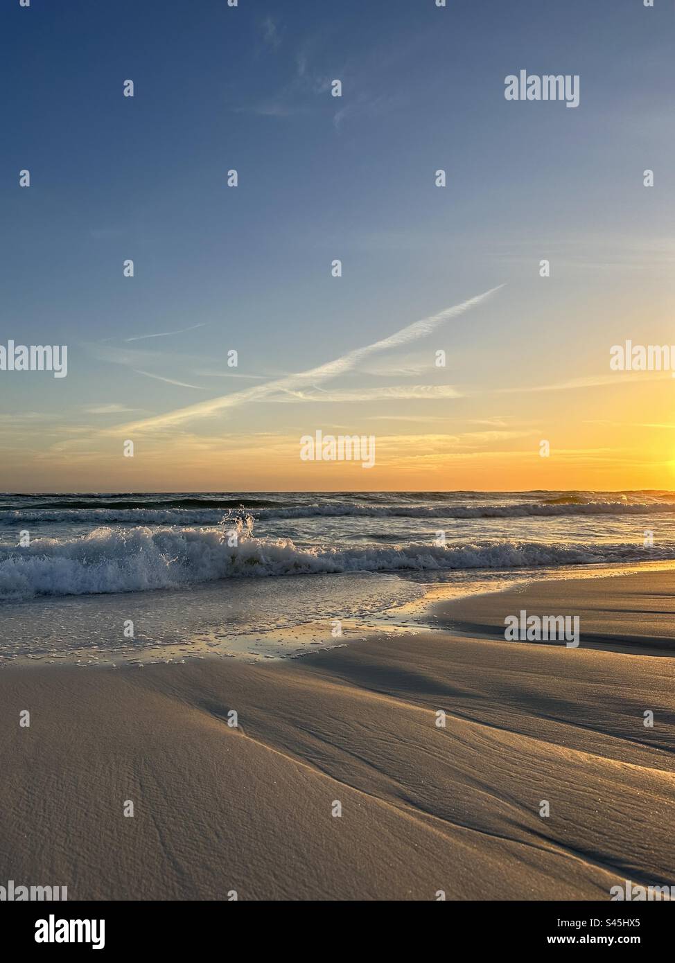 Emerald Coast Florida Sonnenuntergang mit Sandmustern - Smartphone-aufgenommenes Stockfoto