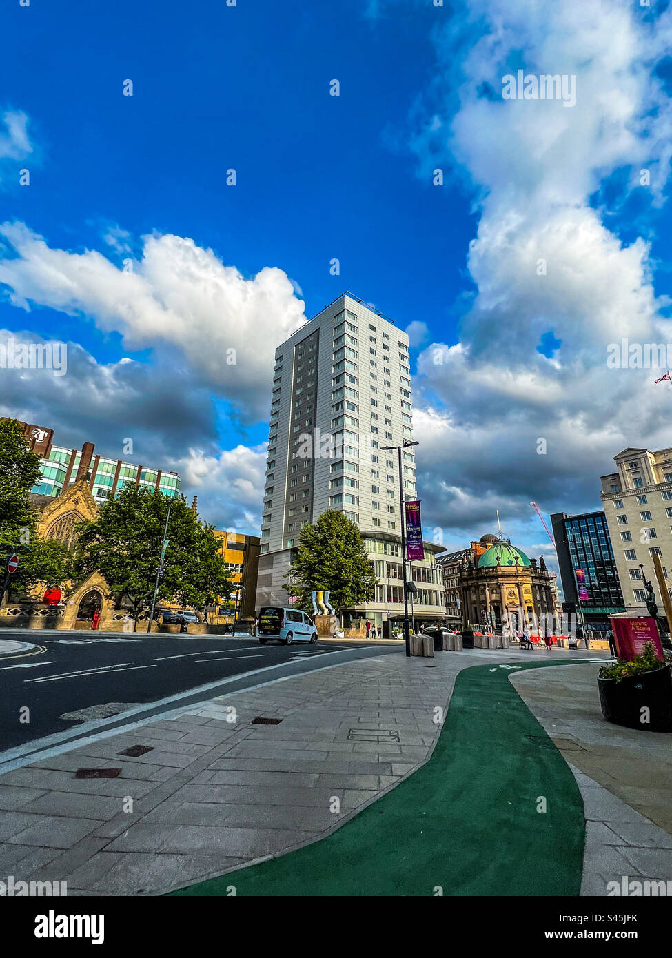 Blick auf die Parkstraße im Stadtzentrum von Leeds Stockfoto