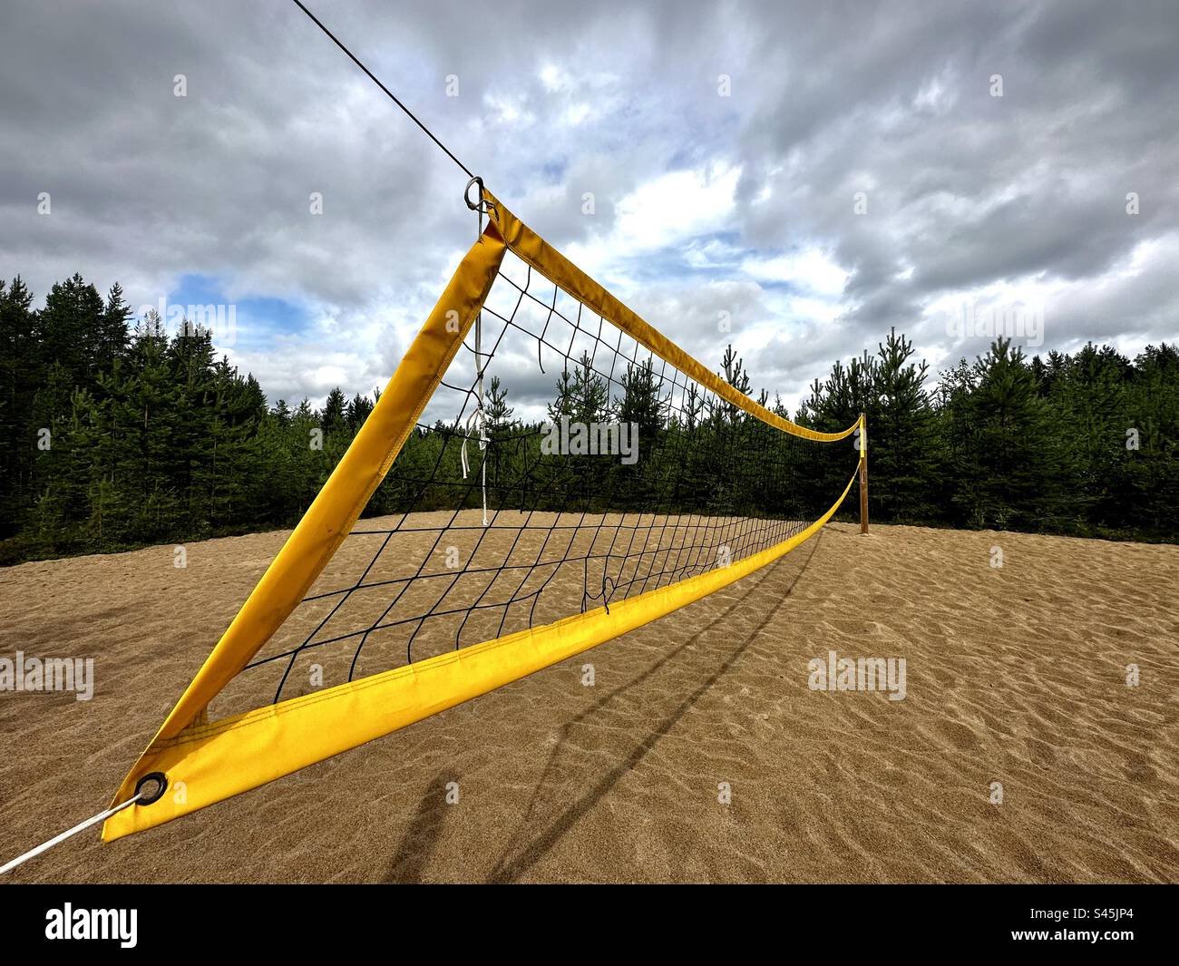 Volleyballnetz im Wald - Smartphone-aufgenommenes Stockfoto