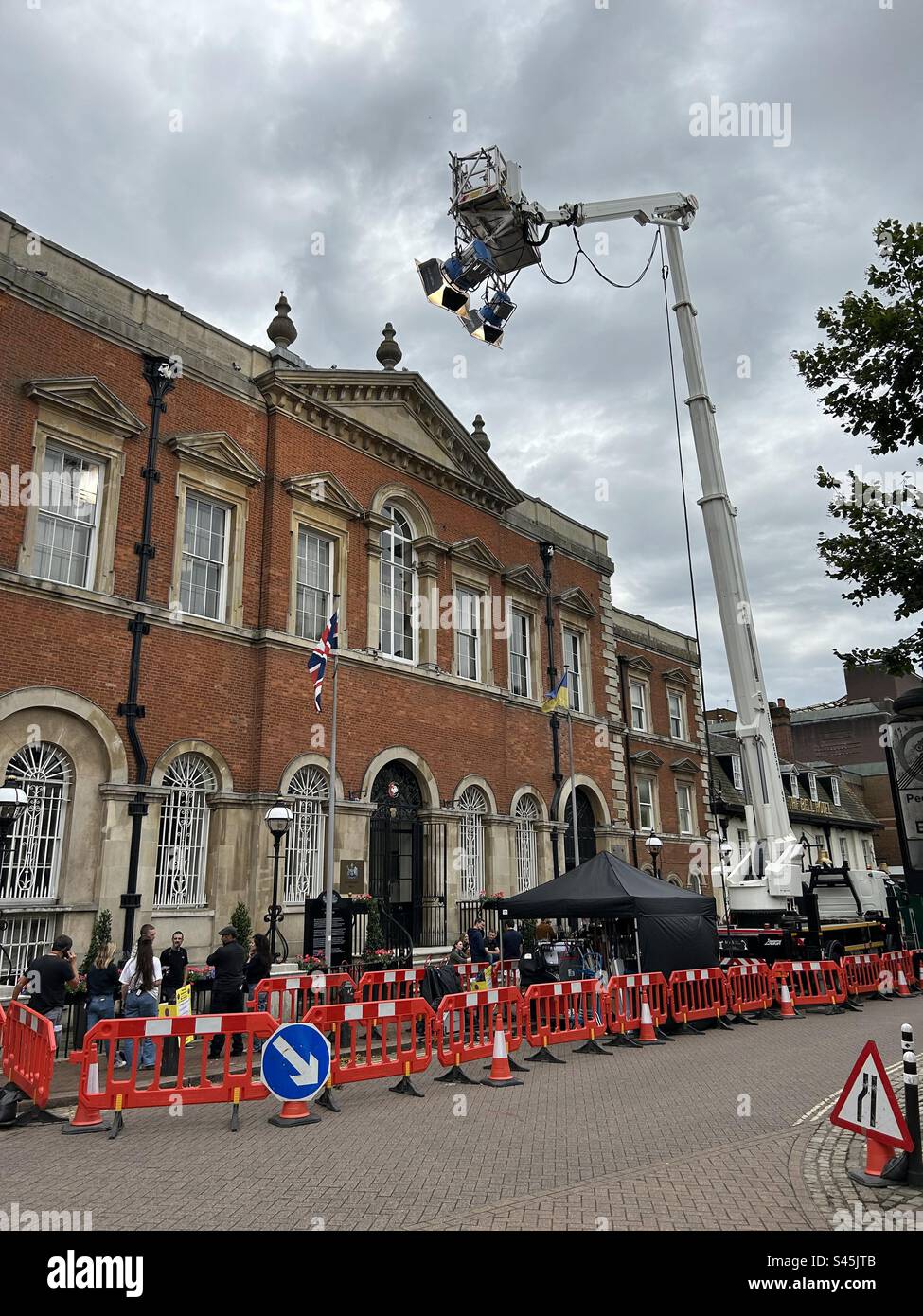 Dreharbeiten am Aylesbury Crown Court, Old County Hall, Market Square, Aylesbury, Bucks. 13. Juli 2023 Stockfoto
