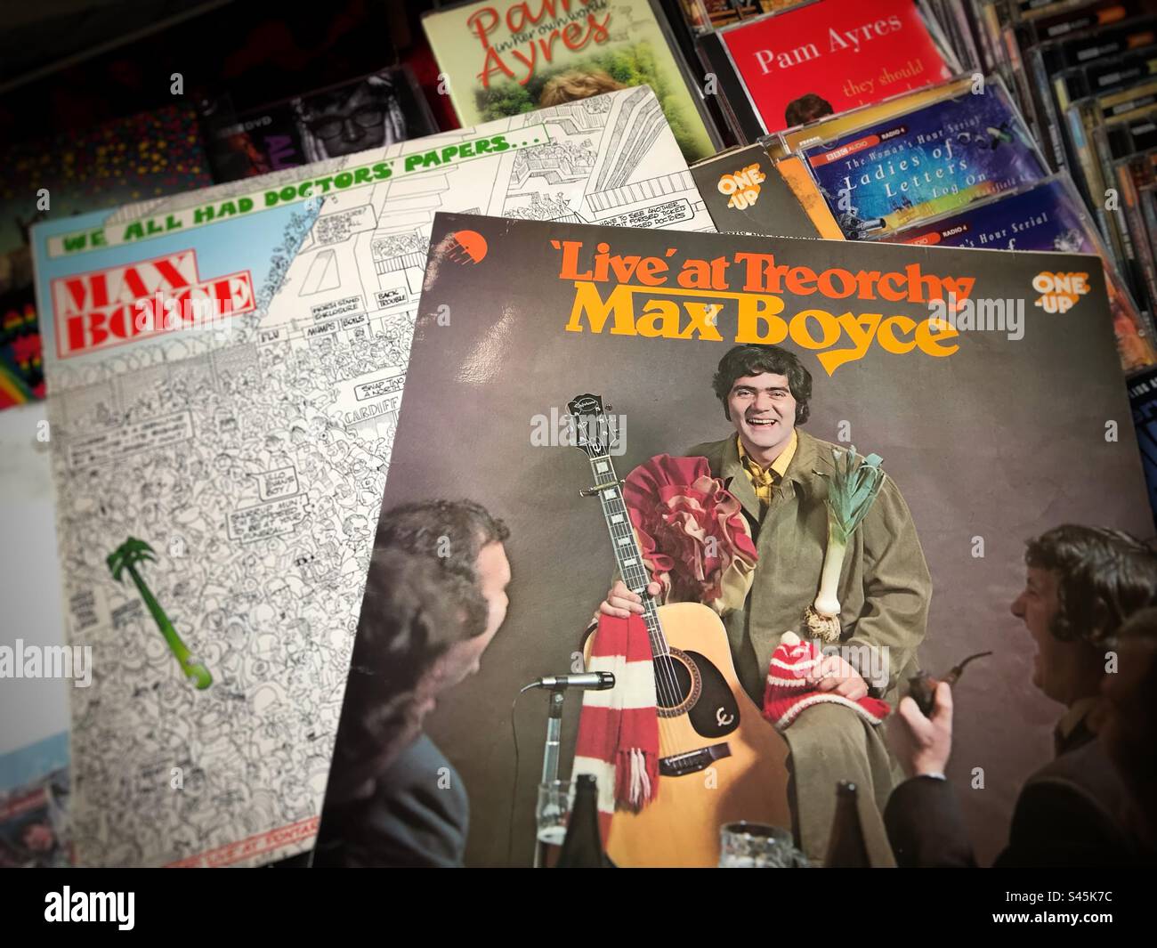 Secondhand LP-Platten von Max Boyce, dem legendären walisischen Komiker und Sänger, im Angebot in Abergavenny Wales UK. - Smartphone-aufgenommenes Stockfoto