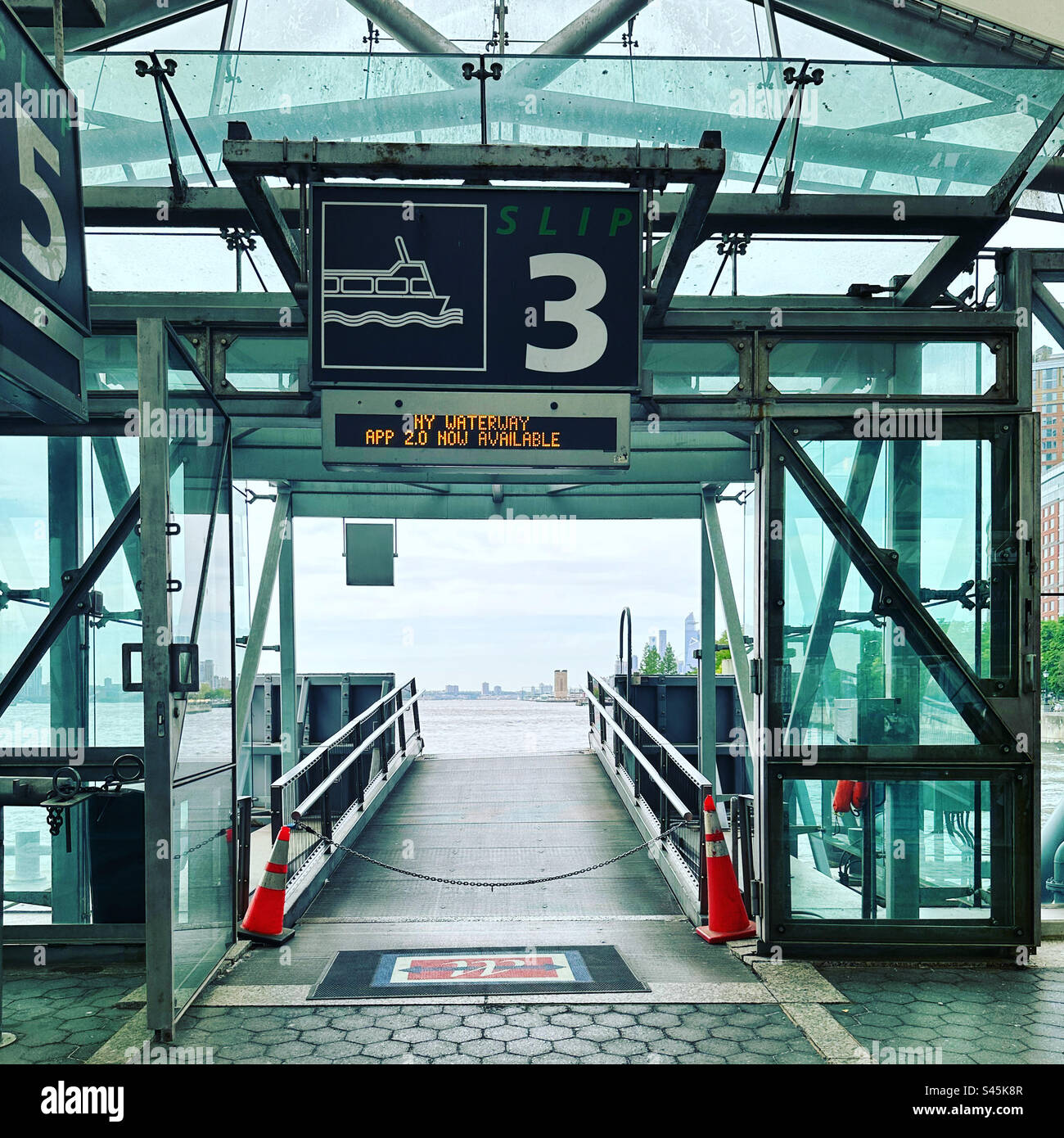 Mai 2023, New York Waterway Fährterminal, Battery Park City, Manhattan, New York, New York, Vereinigte Staaten Stockfoto