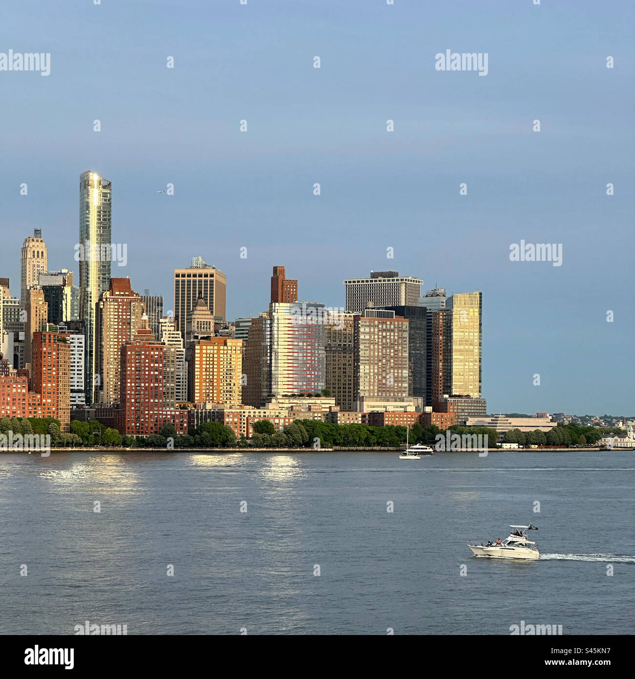 Mai 2023, ein Spätnachmittagsblick aus Jersey City, New Jersey, aus Lower Manhattan, New York, New York, Vereinigte Staaten Stockfoto