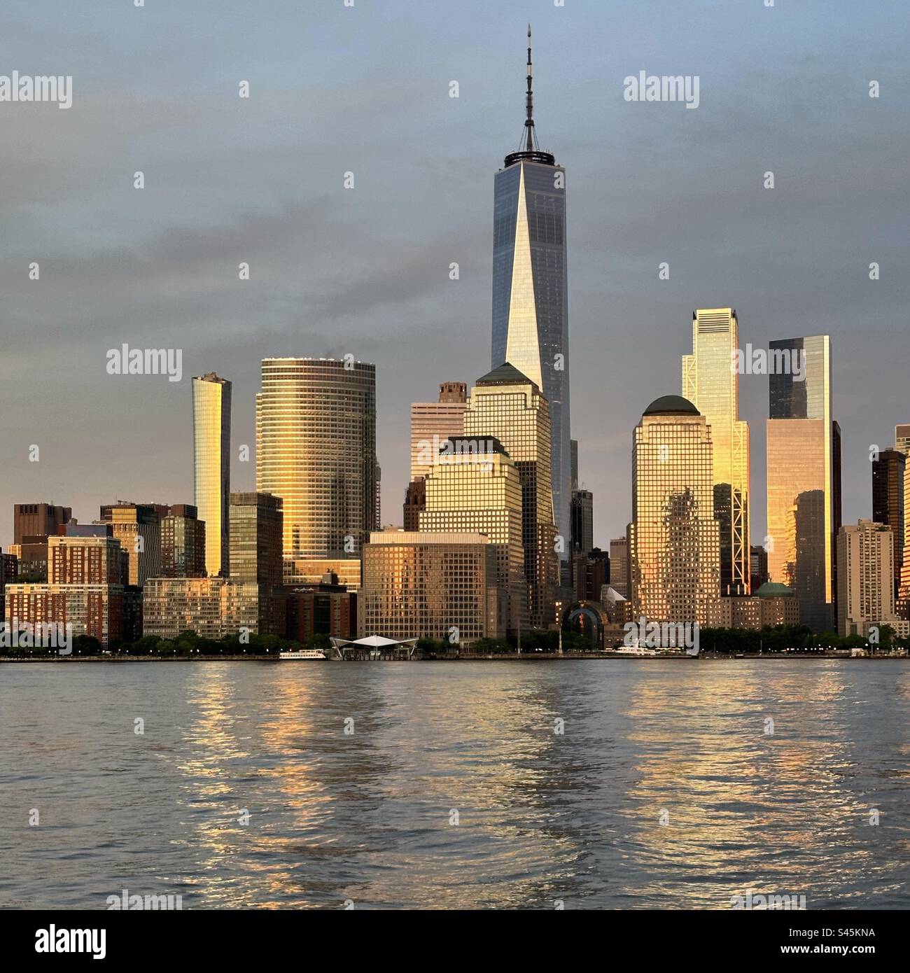 Mai 2023, Sonnenuntergang von Jersey City, New Jersey, über die Wolkenkratzer von Lower Manhattan, einschließlich One World Trade Center, New York, New York, USA Stockfoto