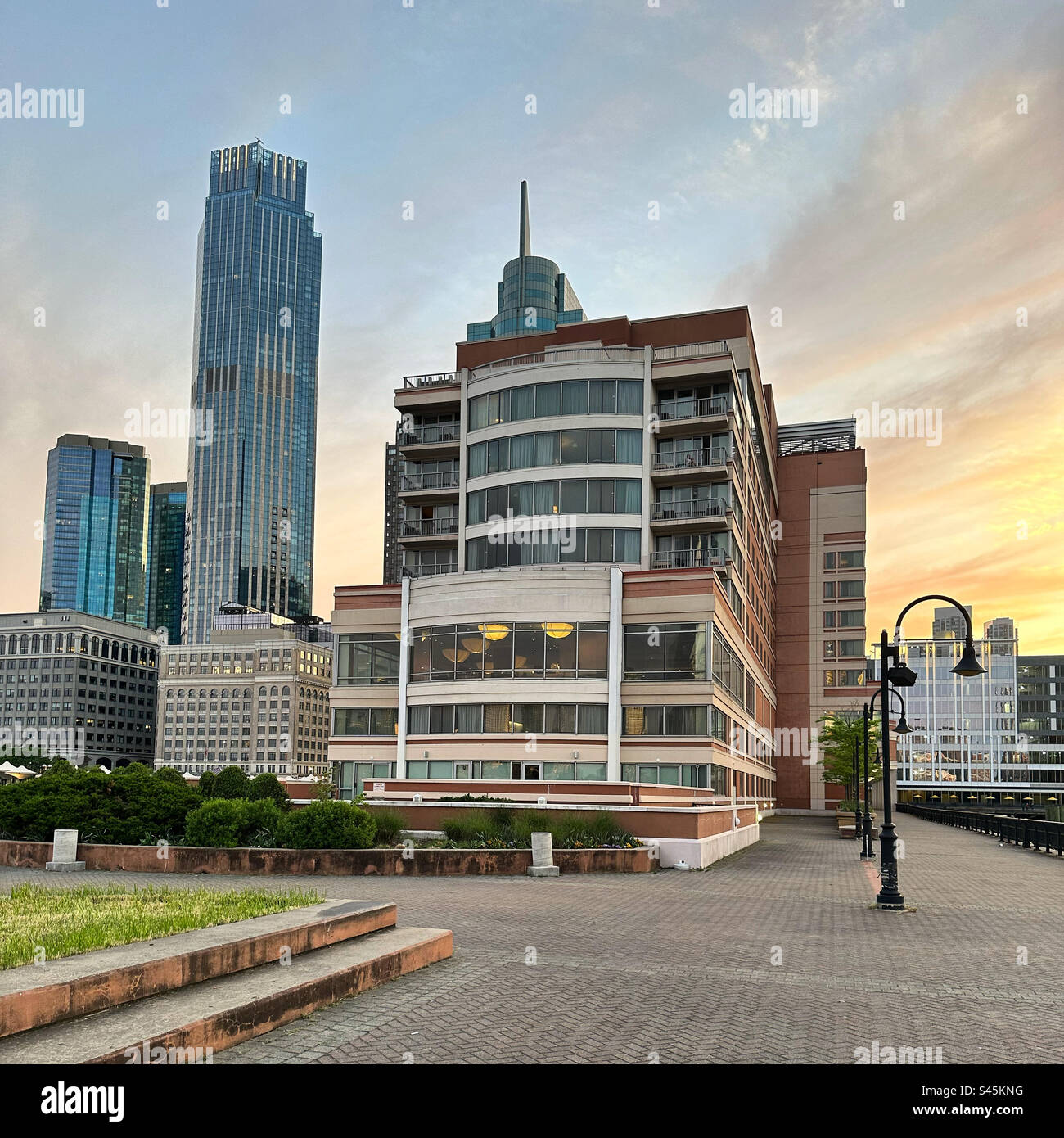 Mai 2023, Sonnenuntergang über dem Hyatt Regency Jersey City auf dem Hudson, Jersey City, New Jersey, USA Stockfoto