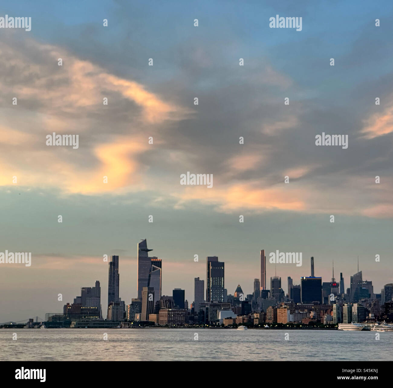 Mai 2023, ein Sonnenuntergang über den Hudson River nach Manhattan, New York, New York, New York, von Jersey City, New Jersey, Vereinigte Staaten Stockfoto