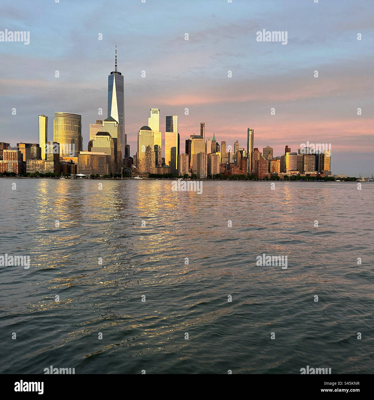 Mai 2023, Blick auf den Sonnenuntergang über den Hudson River nach Lower Manhattan, New York, New York, von Jersey City, New Jersey, Vereinigte Staaten Stockfoto