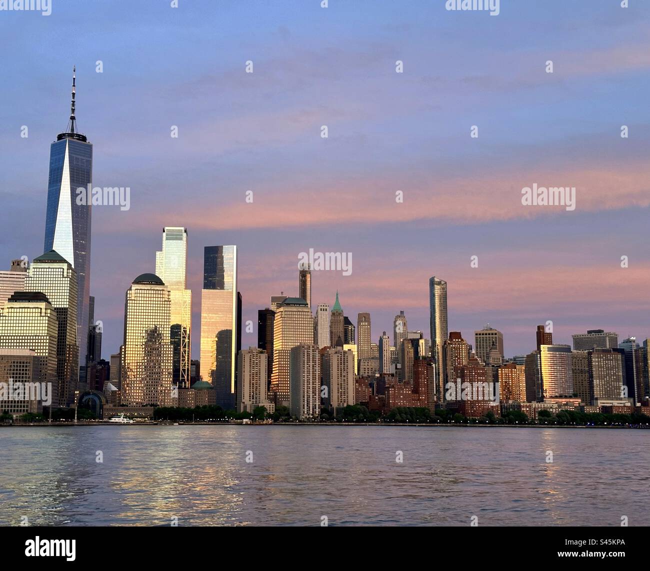 Mai 2023, Blick auf den Sonnenuntergang über den Hudson River nach Lower Manhattan, New York, New York, von Jersey City, New Jersey, Vereinigte Staaten Stockfoto