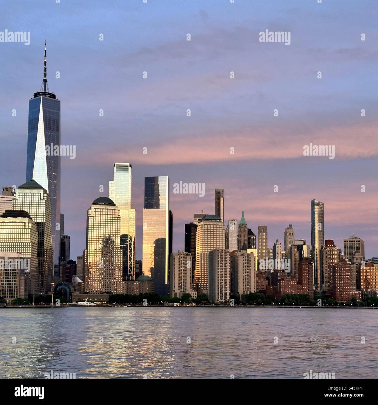 Mai 2023, Blick auf den Sonnenuntergang über den Hudson River nach Lower Manhattan, New York, New York, von Jersey City, New Jersey, Vereinigte Staaten Stockfoto