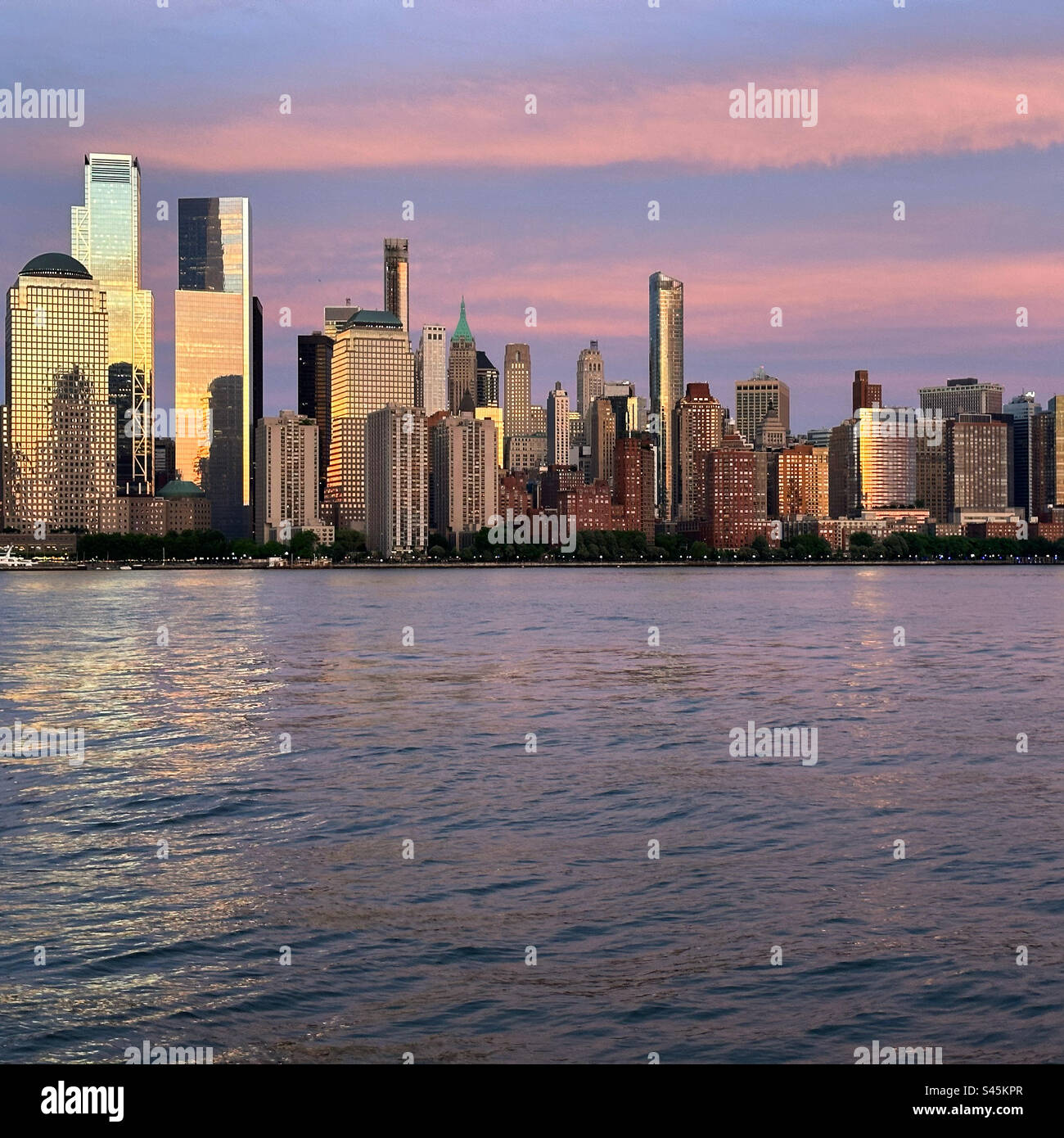 Mai 2023, ein Sonnenuntergang über den Hudson River nach Manhattan, New York, New York, New York, von Jersey City, New Jersey, Vereinigte Staaten Stockfoto