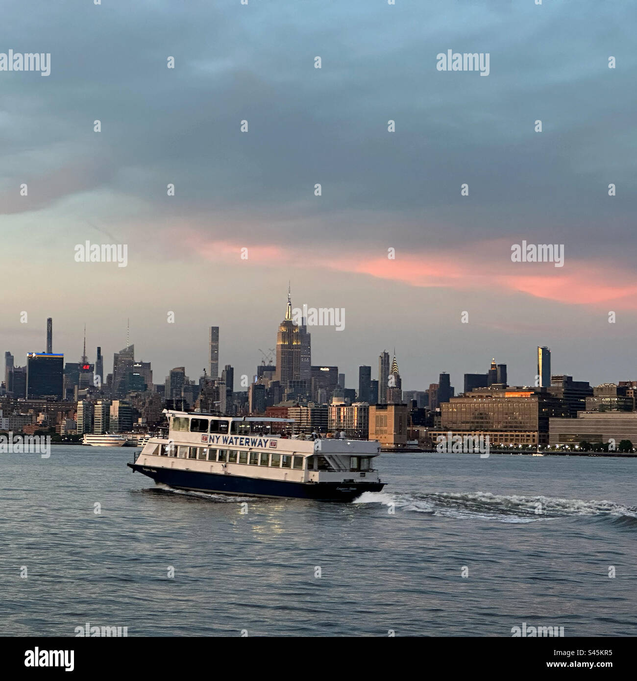 Blick auf den Sonnenuntergang auf eine NY Waterway Fähre, die von Jersey City, New Jersey, nach Manhattan, New York, New York, Vereinigte Staaten Stockfoto