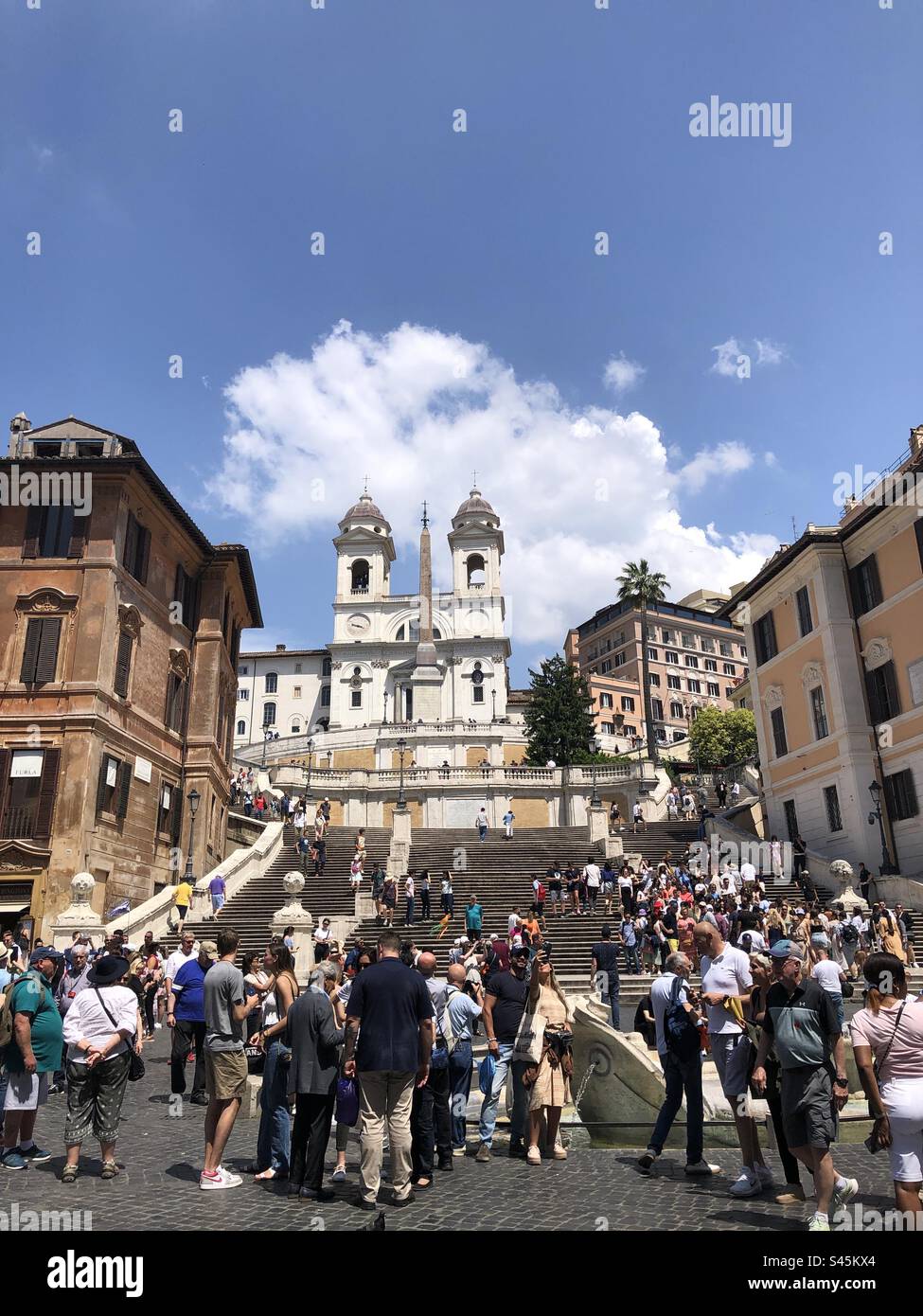Spanische Treppe und Touristen im Mai, Rom, Italien - Smartphone-aufgenommenes Stockfoto