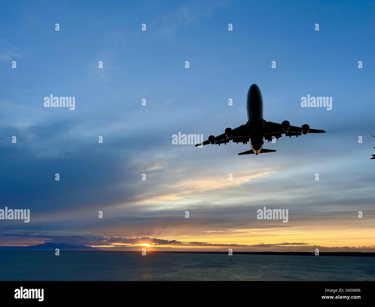 Boeing 747-800 auf Landeanflug auf Landebahn 15 in Anchorage, Alaska. - Smartphone-aufgenommenes Stockfoto