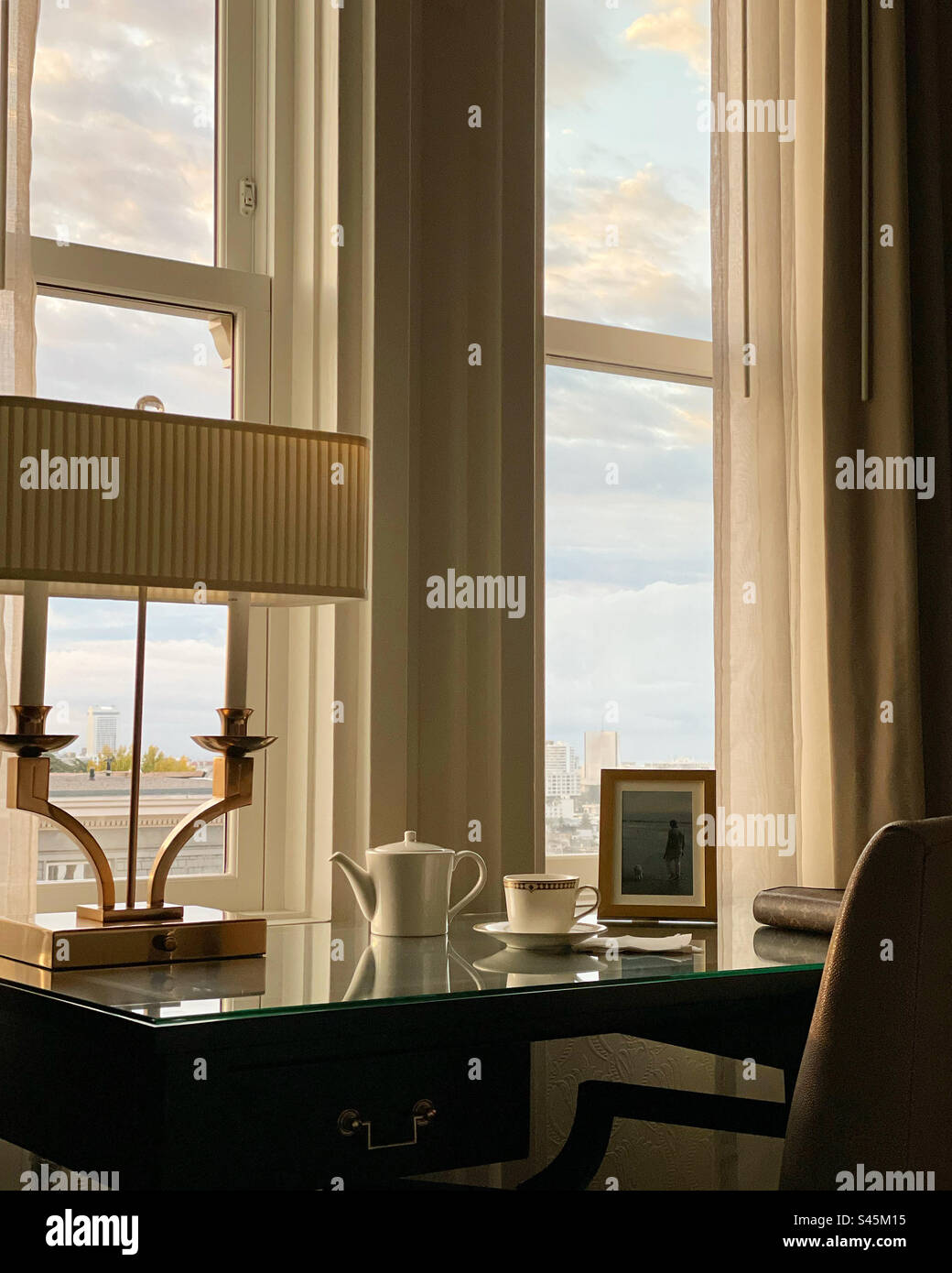 Schreibtisch mit Aussicht - Smartphone-aufgenommenes Stockfoto