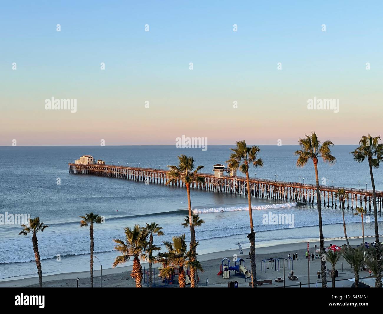 Pier an einem kalifornischen Strand - Smartphone-aufgenommenes Stockfoto