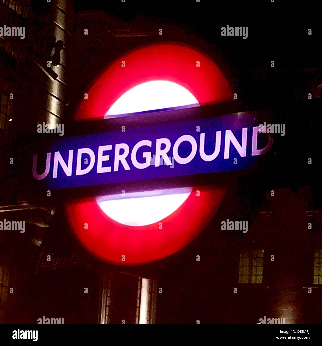 Londoner U-Bahn-Schild bei Nacht Stockfoto