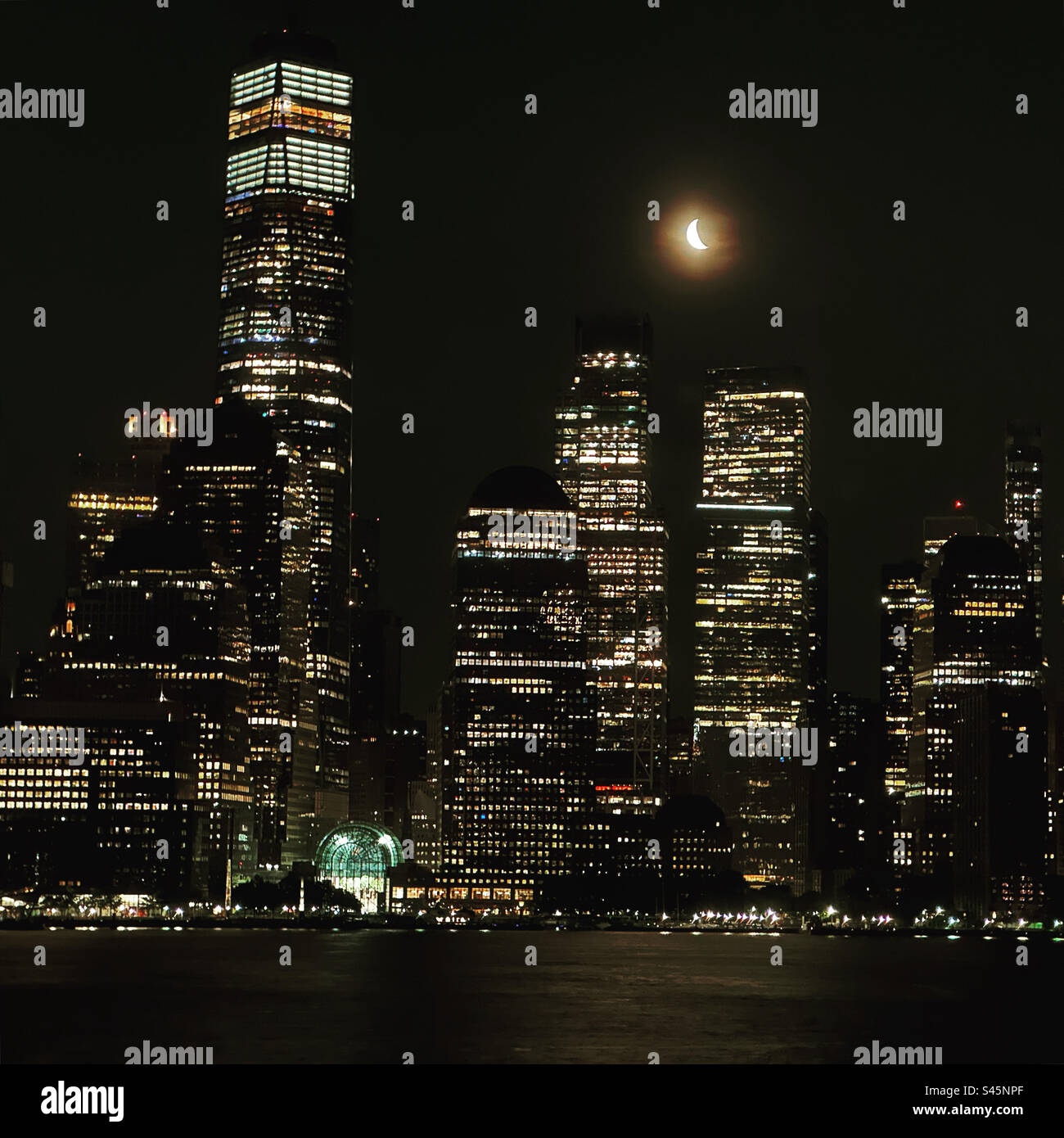 Mai 2023, ein abendlicher Blick auf die Wolkenkratzer von Manhattan, New York, New York, USA - Smartphone-aufgenommenes Stockfoto