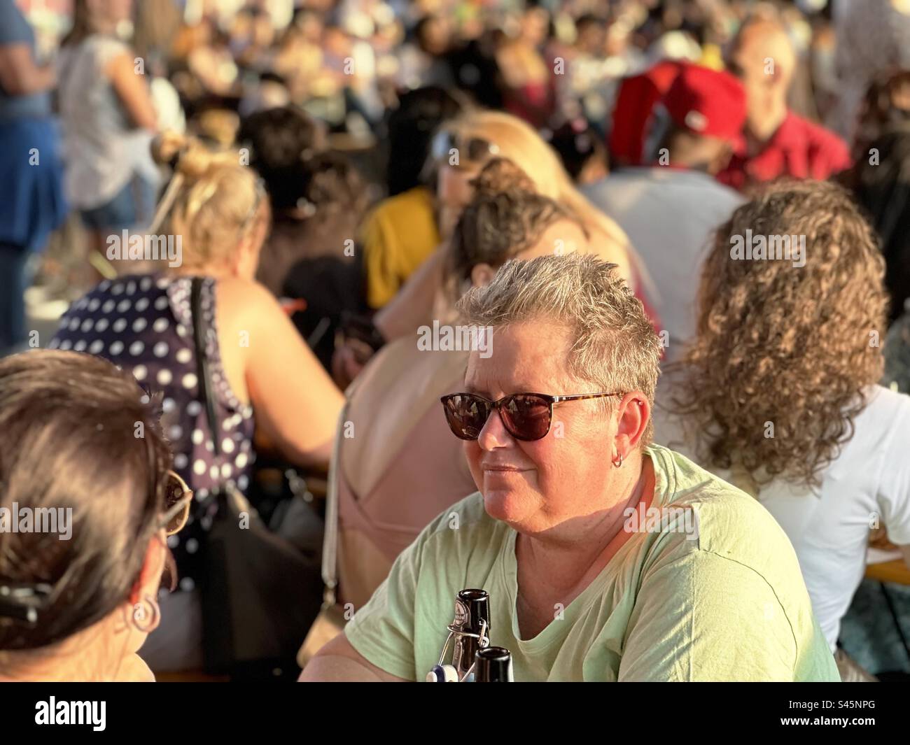 Leute trinken Bier beim Oktoberfest Stockfoto