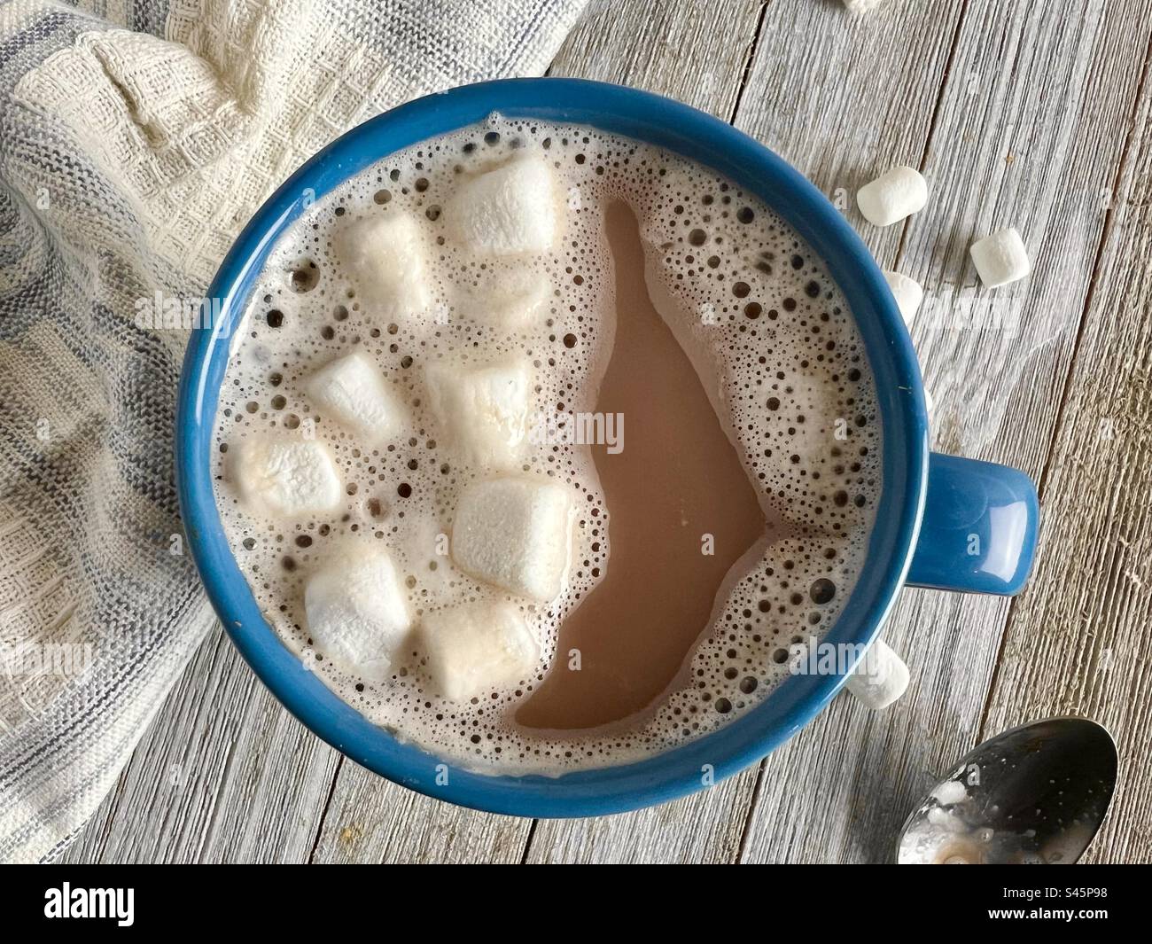 Heiße Schokolade in einem blauen Becher Stockfoto