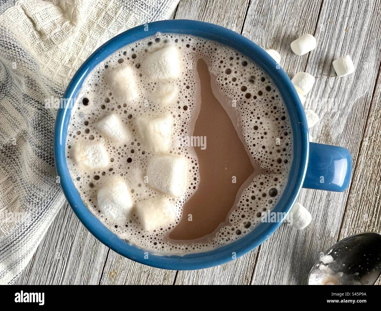 Heiße Schokolade in einem blauen Becher Stockfoto