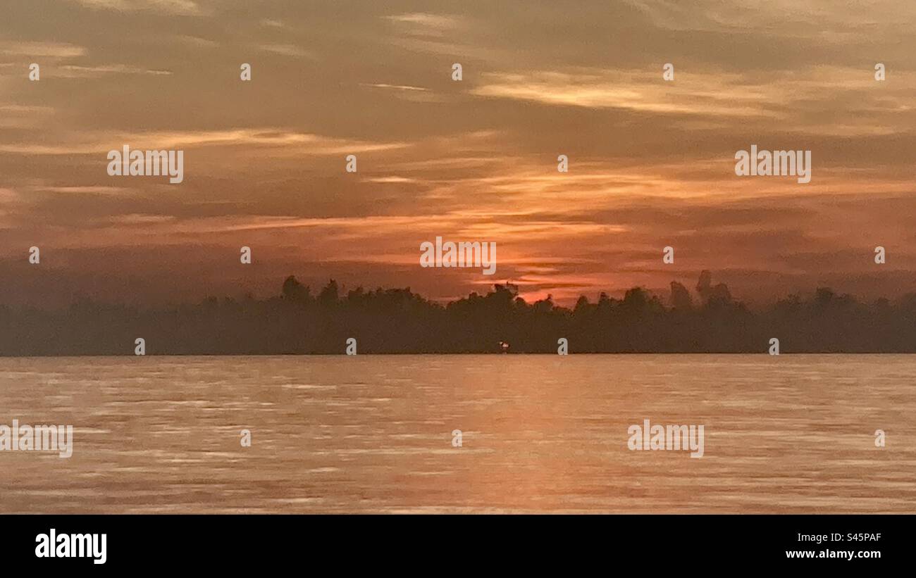 Ein Sommeraufgang über dem Atlantik mit Sturm in der Ferne - Smartphone-aufgenommenes Stockfoto