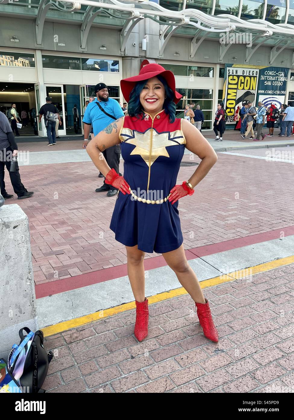 Captain America Cosplayer, der sich vor dem San Diego Convention Center während der Comic-Nacht am 19. Juli 2023 aufstellte. - Smartphone-aufgenommenes Stockfoto