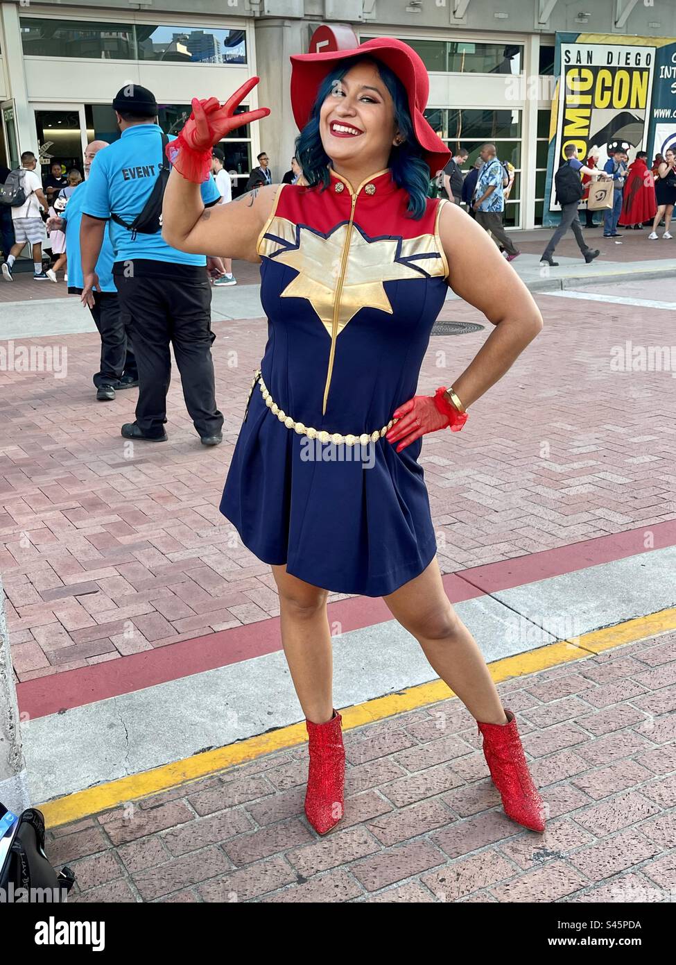 Captain America Cosplayer, der sich vor dem San Diego Convention Center während der Comic-Nacht am 19. Juli 2023 aufstellte. - Smartphone-aufgenommenes Stockfoto
