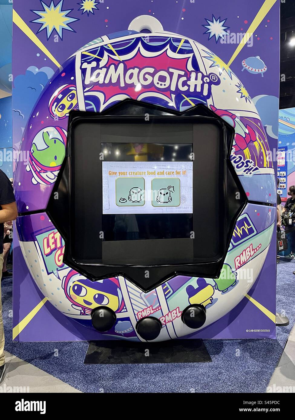 Tamagotchi-Ausstellung im San Diego Convention Center während des Comic Con Day 1 am 20. Juli 2023. - Smartphone-aufgenommenes Stockfoto
