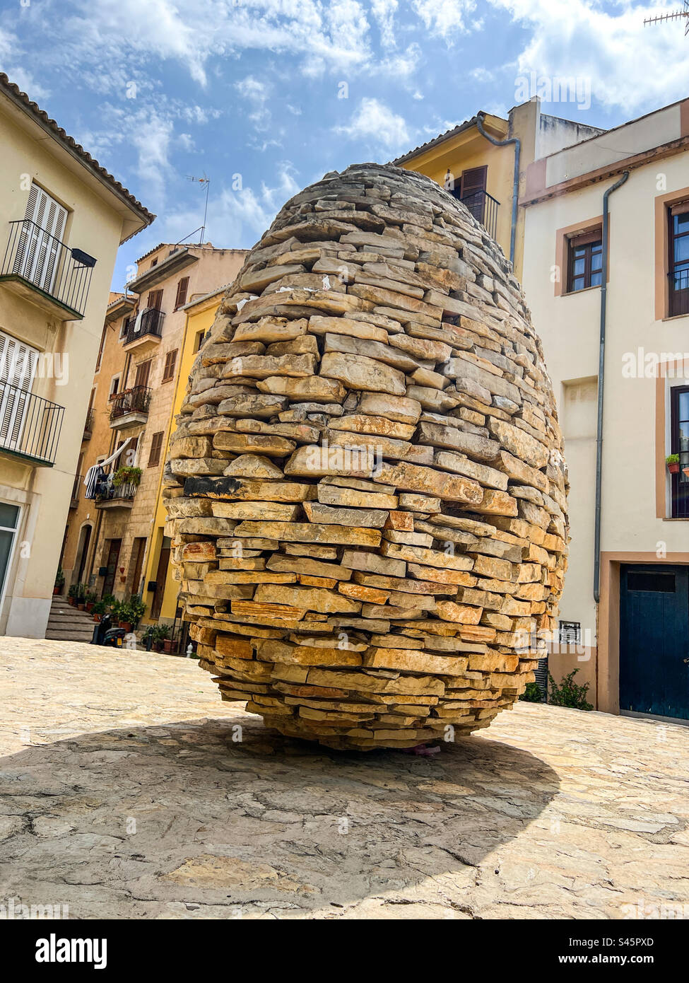 Manola Paz Sense titol Ei moderne Skulptur aus Steinen in Palma Mallorca auf den Balearen Stockfoto