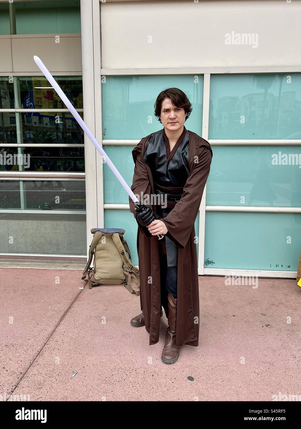Cosplayer verkleidet als Star Wars-Figur präsentiert sich vor dem San Diego Convention Center während des Comic-Con International Day 2, der am 21. Juli 2023 in San Diego, Kalifornien, stattfindet. - Smartphone-aufgenommenes Stockfoto