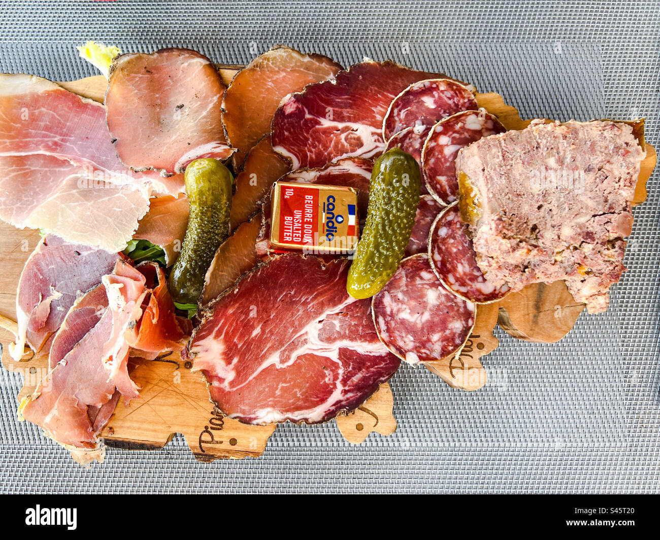 Kaltgekochtes Fleisch mit Pastete und Gurken Stockfoto