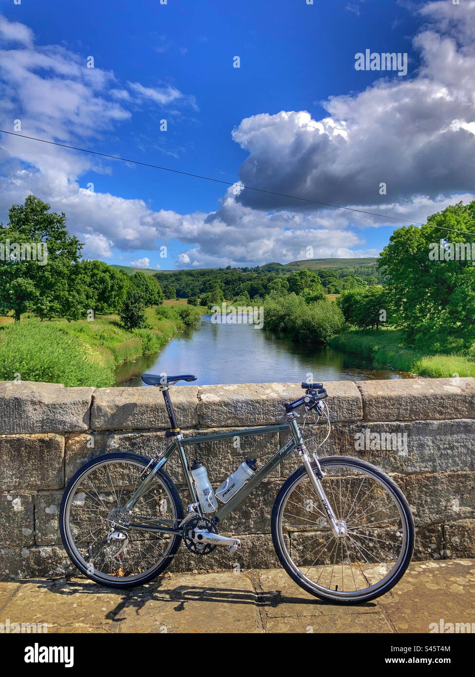 Pace RC200 F5 Mountain Bike auf der Bolton Bridge in North Yorkshire Stockfoto