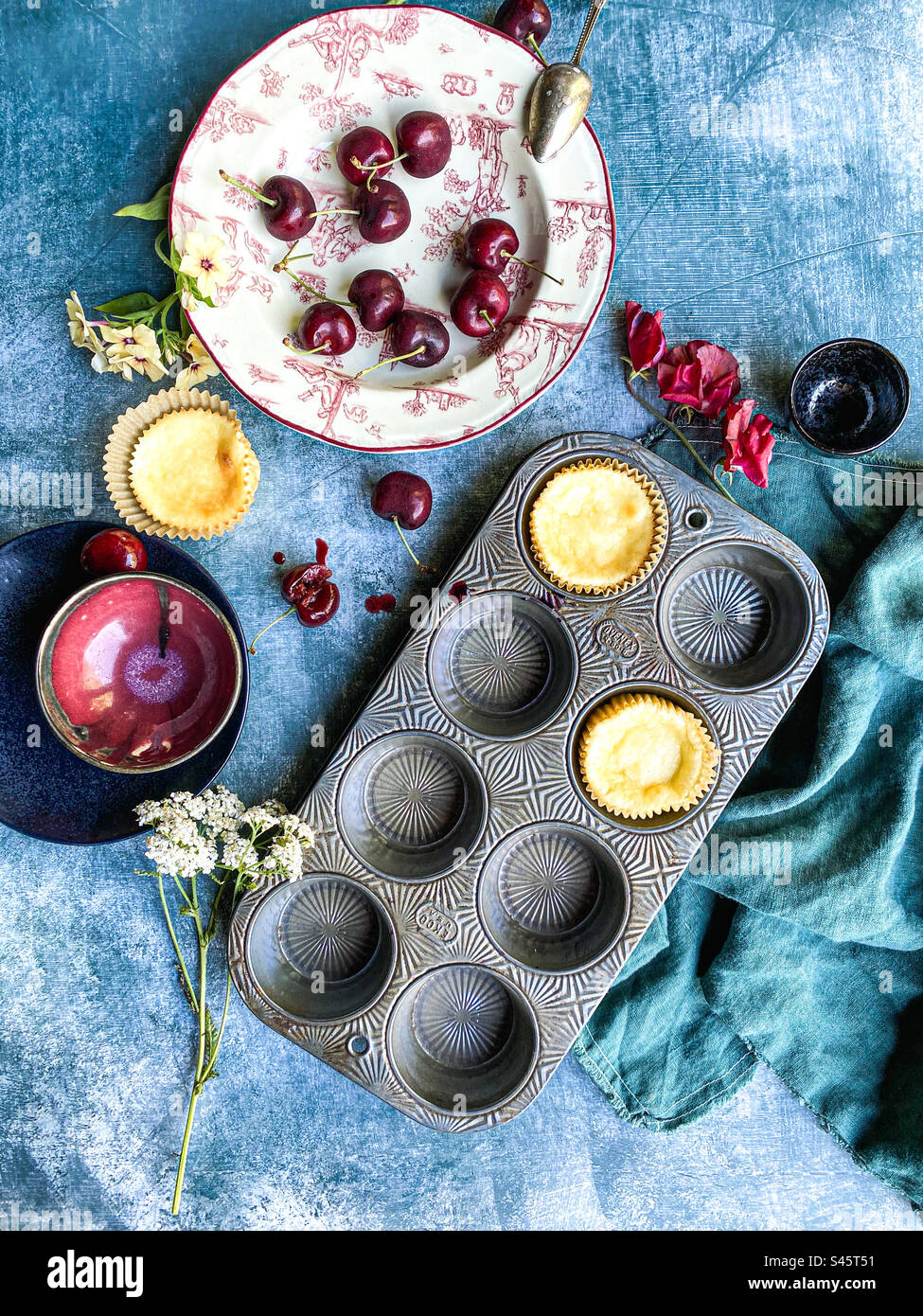 Zutaten für frischen Kirschkäsekuchen, gebacken in Muffin-Dosen. Stockfoto