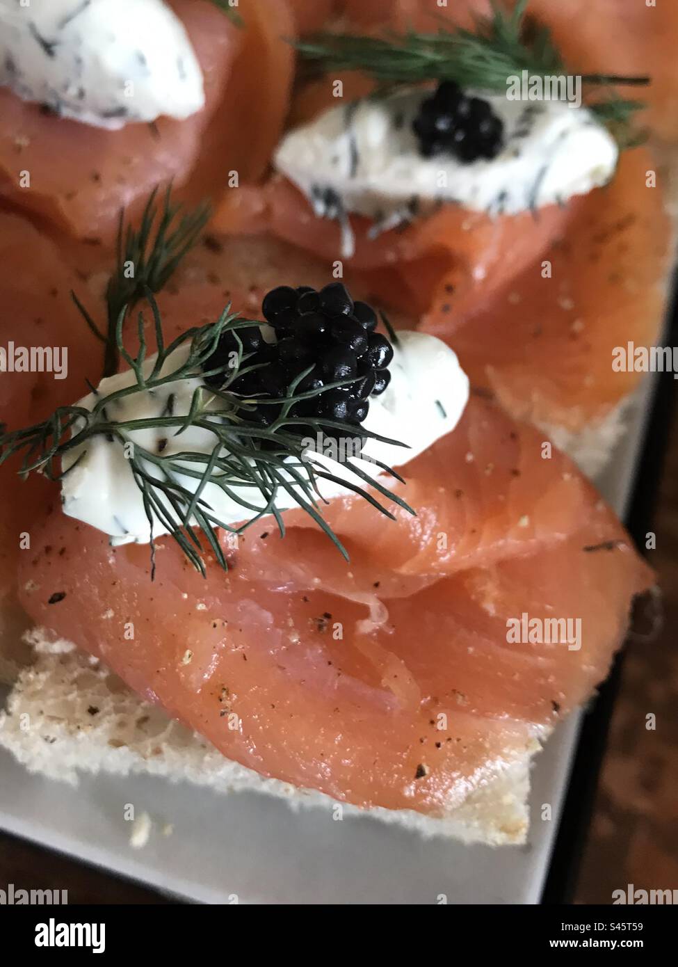Offenes Mini-Sandwich mit Lachs und Frischkäse Stockfoto