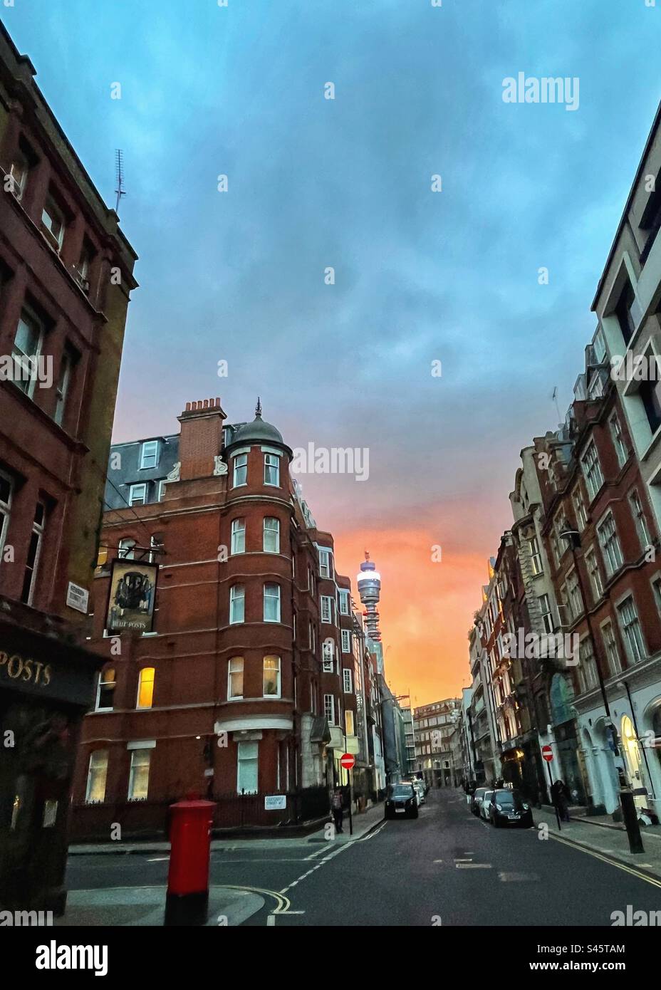Blue Post Public House, Pub in der Newman Street London mit Post Office Tower im Hintergrund bei Sonnenuntergang. Verschiedene architektonische Stile in den Straßen der Stadt mit Säulenbox Stockfoto