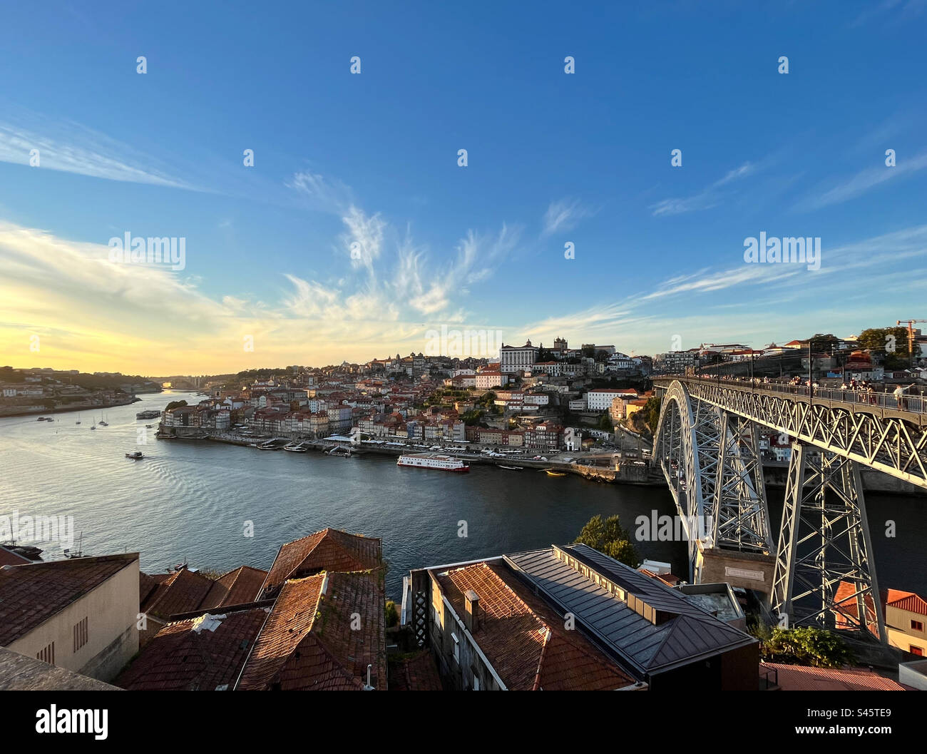 Sonnenuntergang in Porto, Portugal - Smartphone-aufgenommenes Stockfoto