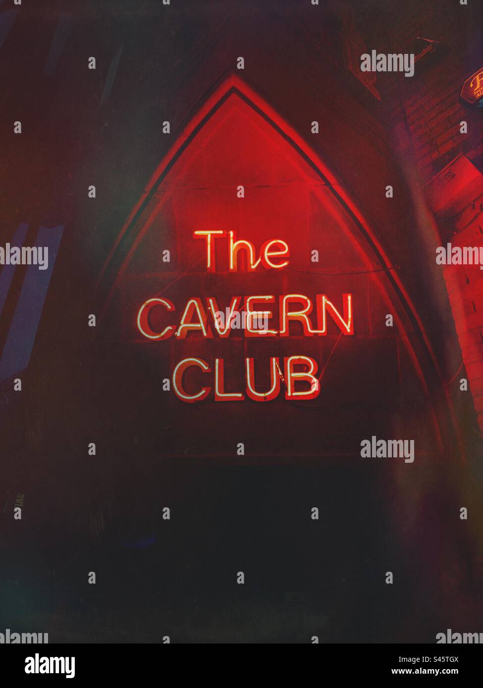 Das berühmte rote Neonschild und Eingang zum Cavern Club mit Livemusik in der Mathew Street in Liverpool - Musik-Tour-Tourismus Stockfoto